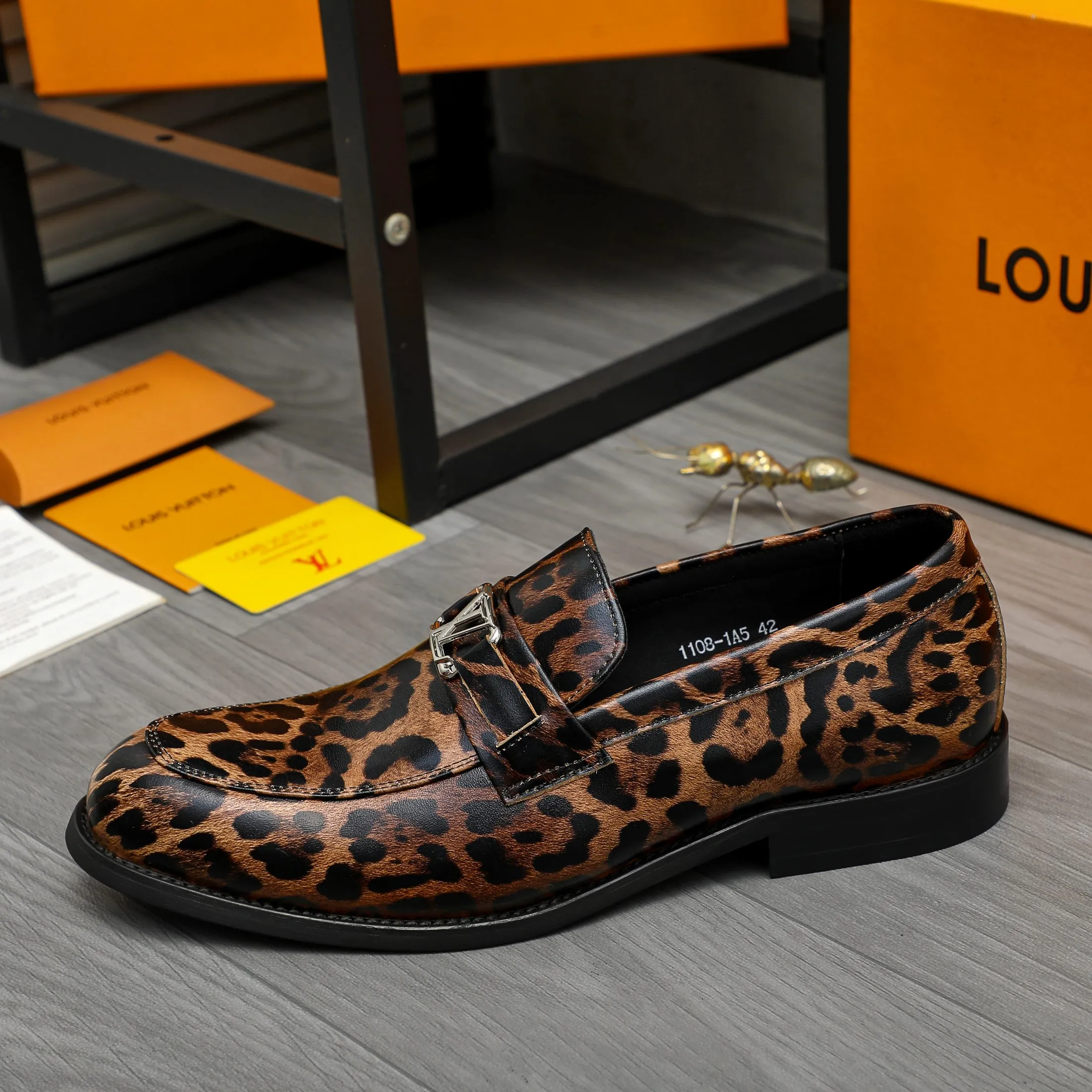 Men's shoes 💰p460 Product trademark: LV "Louis Vuitton" business slip-on leather shoes. Regular size: 39-45 (45 is custom-made and non-returnable) Product materials: Selected leopard print cowhide upper, cowhide lining, original rubber outsole